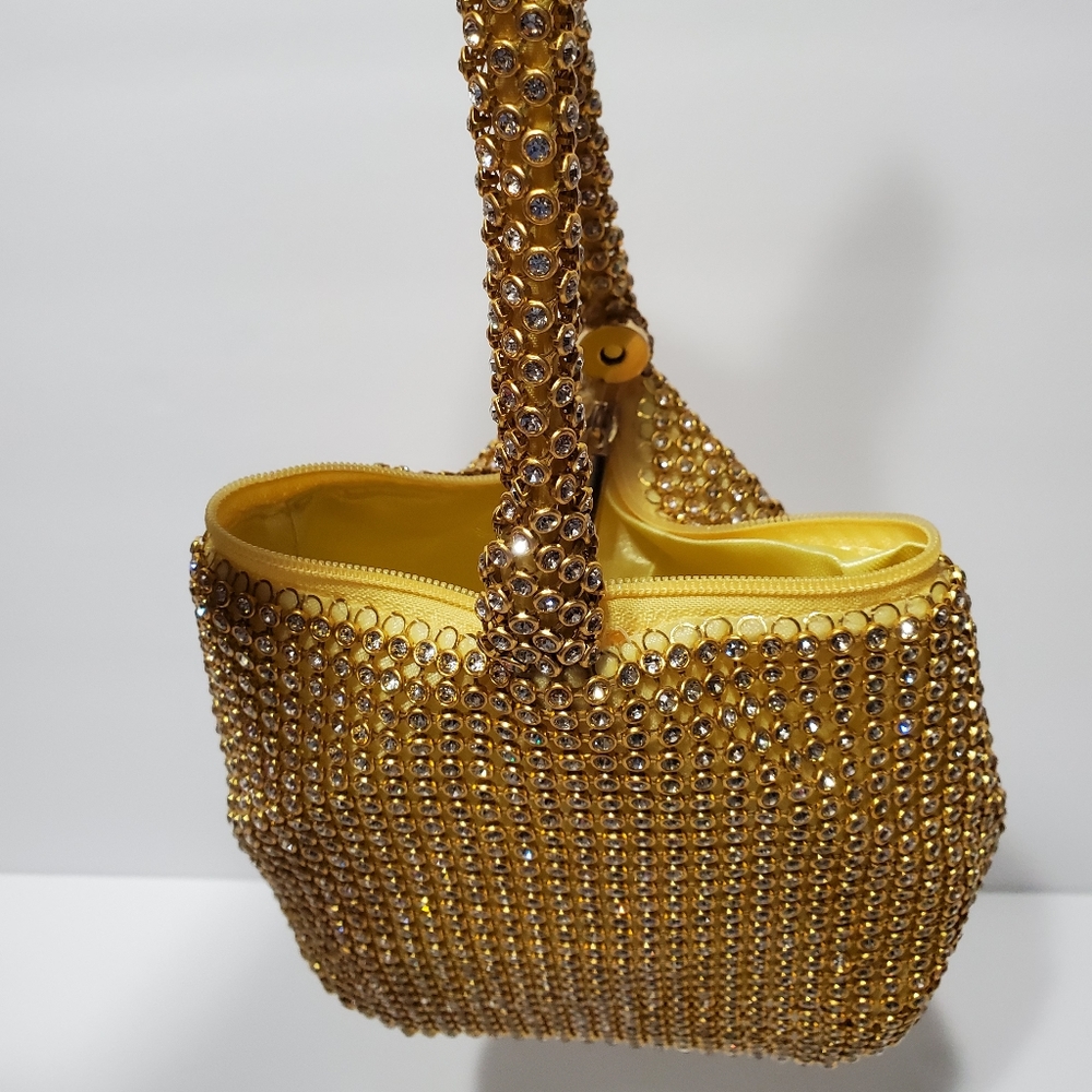 Beautiful gold color wristlet - Picture 5 of 8